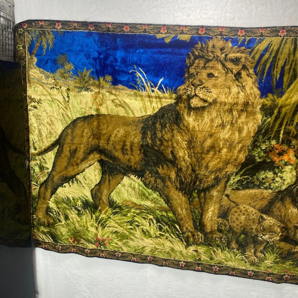 VTG Majestic Lion Family Regal Scene Velvet‎ Velour Tapestry Wall Hanging Carpet
